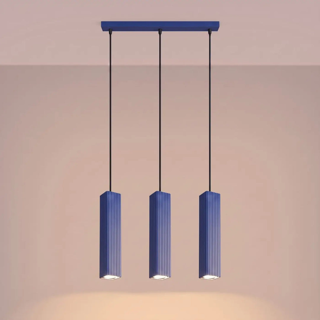 Suspension Rayo outremer en ligne à 3 tubes cannelés, allumée