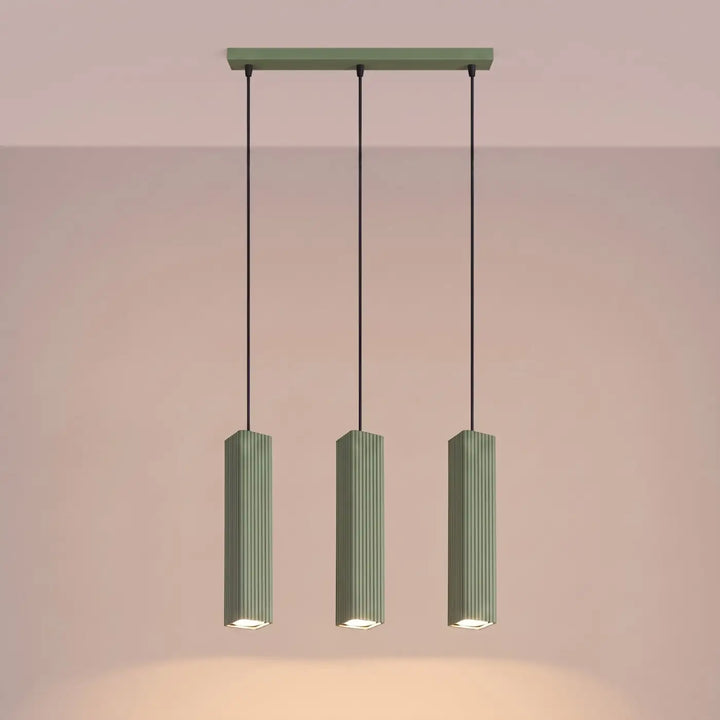 Suspension Rayo vert olive en ligne à 3 tubes cannelés, allumée