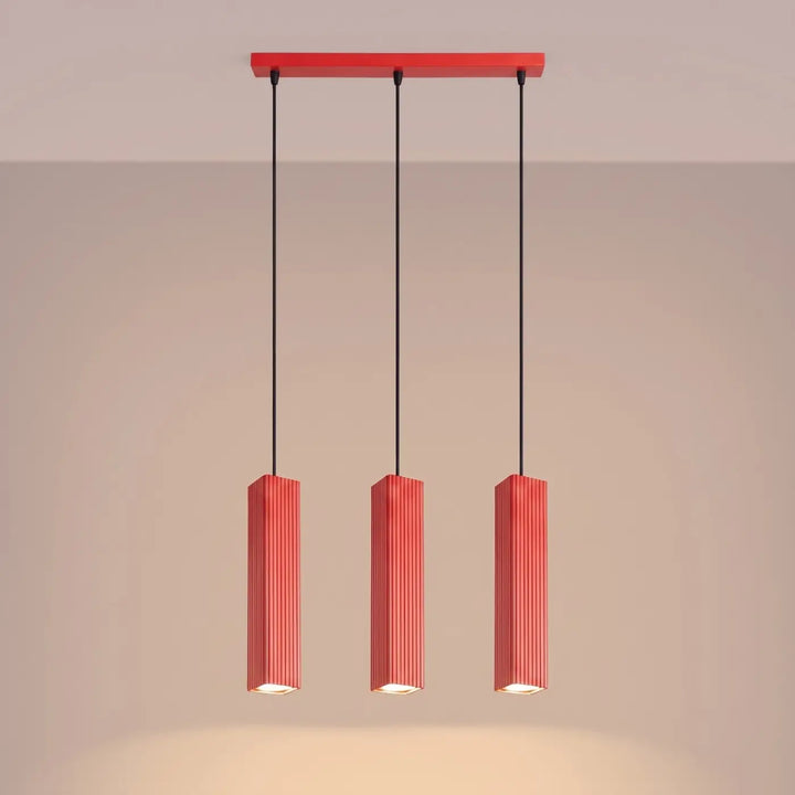 Suspension Rayo rouge en ligne à 3 tubes cannelés, allumée