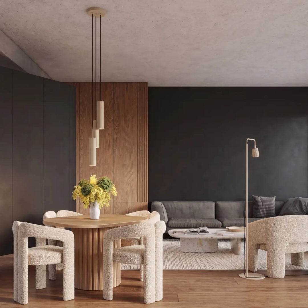 Suspension Rayo taupe en ligne à 3 tubes cannelés au-dessus d'une table à manger