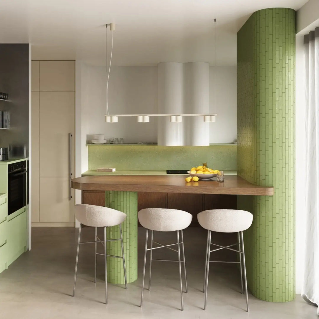 Suspension Ovio beige en aluminium au-dessus d'un îlot de cuisine