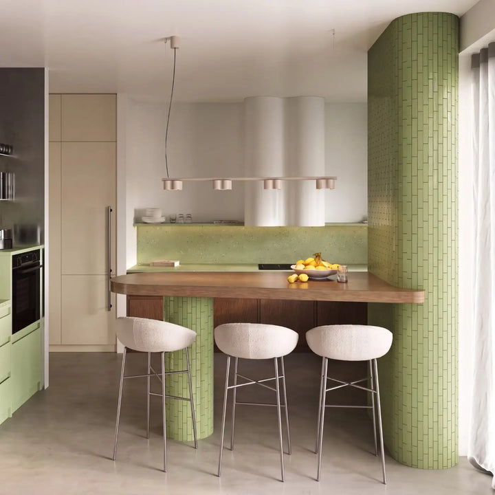 Suspension Ovio taupe en aluminium au-dessus d'un îlot de cuisine