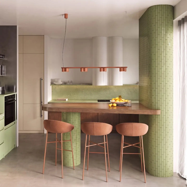 Suspension Ovio ocre rouge en aluminium au-dessus d'un îlot de cuisine