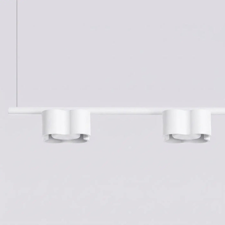 Suspension Ovio blanche en aluminium, détail du contour ondulé