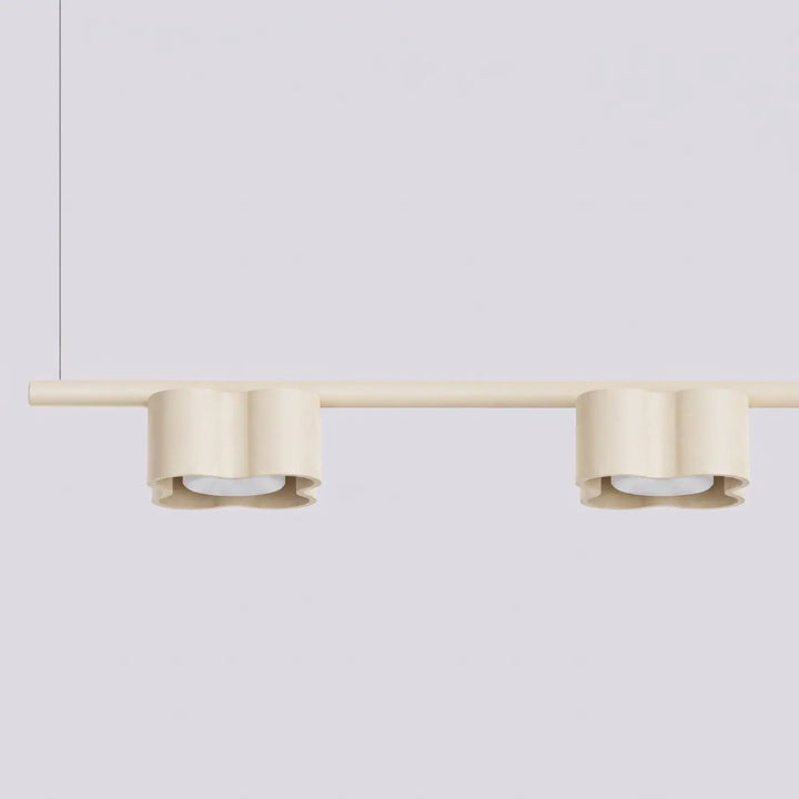 Suspension Ovio beige en aluminium, détail du contour ondulé