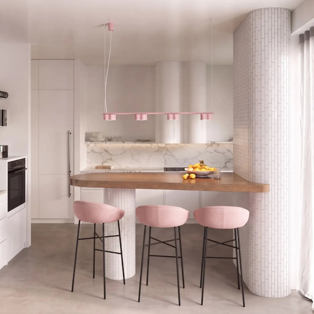Suspension Ovio rose en aluminium au-dessus d'un îlot de cuisine