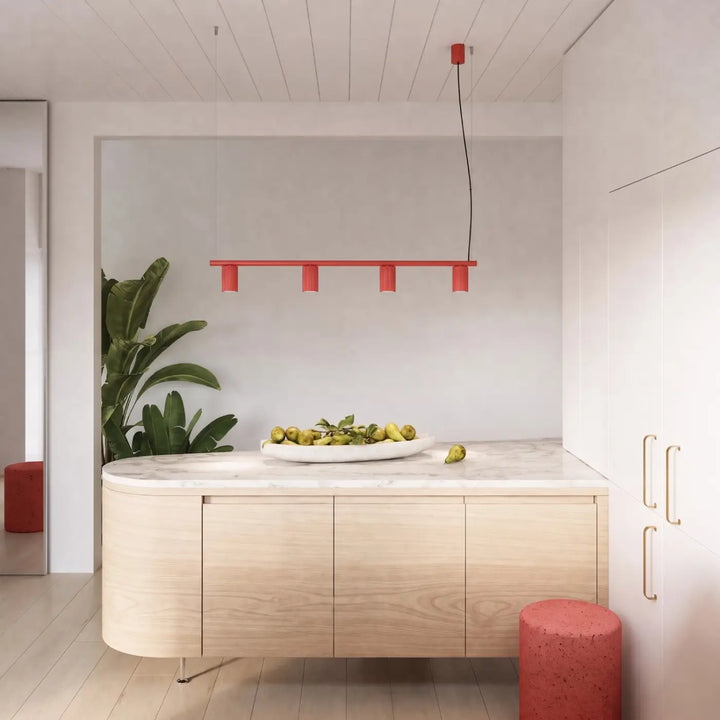 Suspension Rayo rouge en aluminium au-dessus d'un îlot de cuisine