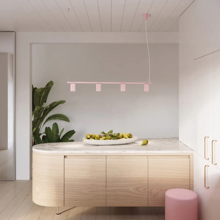 Suspension Rayo rose en aluminium au-dessus d'un îlot de cuisine