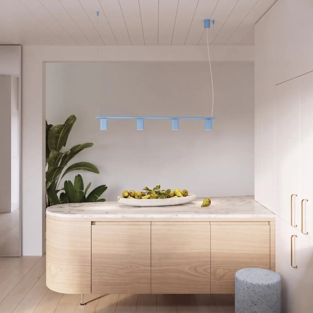 Suspension Rayo bleu azur en aluminium au-dessus d'un îlot de cuisine