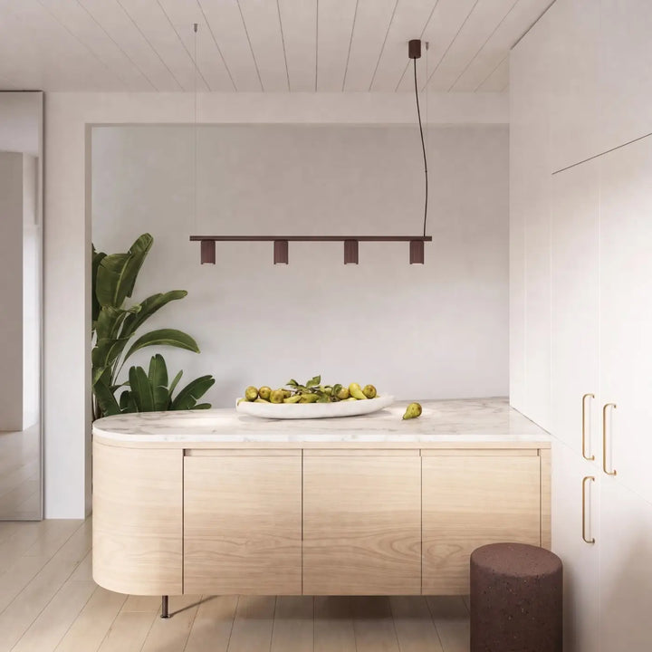 Suspension Rayo marron en aluminium au-dessus d'un îlot de cuisine