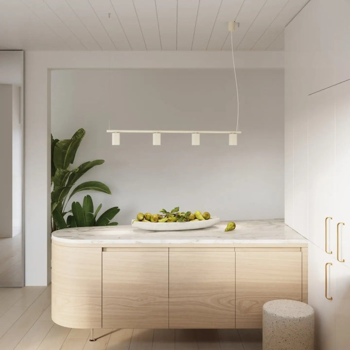 Suspension Rayo beige en aluminium au-dessus d'un îlot de cuisine