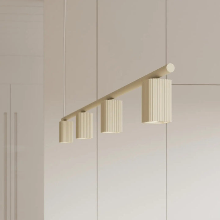 Suspension Rayo beige en aluminium, allumée