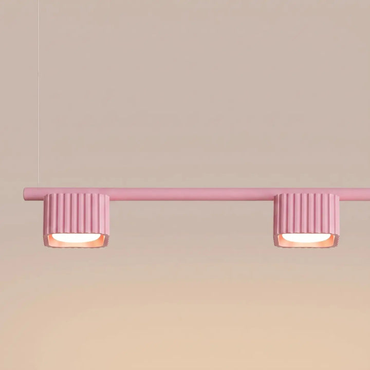 Suspension Riff rose en aluminium, détail des cannelures