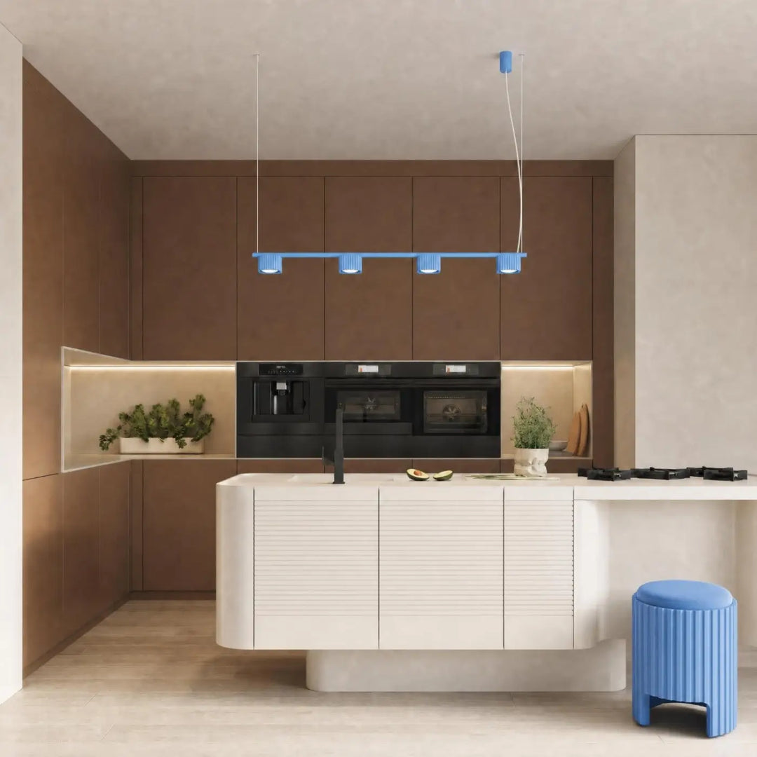 Suspension Riff bleu azur en aluminium au-dessus d'un îlot de cuisine