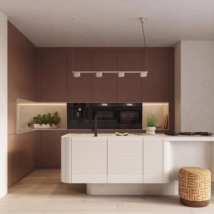Suspension Riff taupe en aluminium au-dessus d'un îlot de cuisine