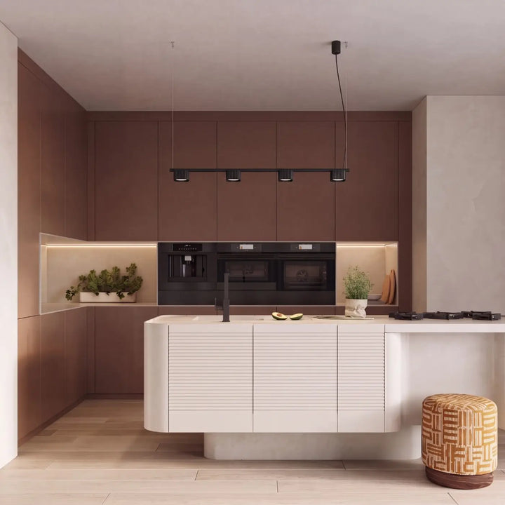 Suspension Riff noire en aluminium au-dessus d'un îlot de cuisine