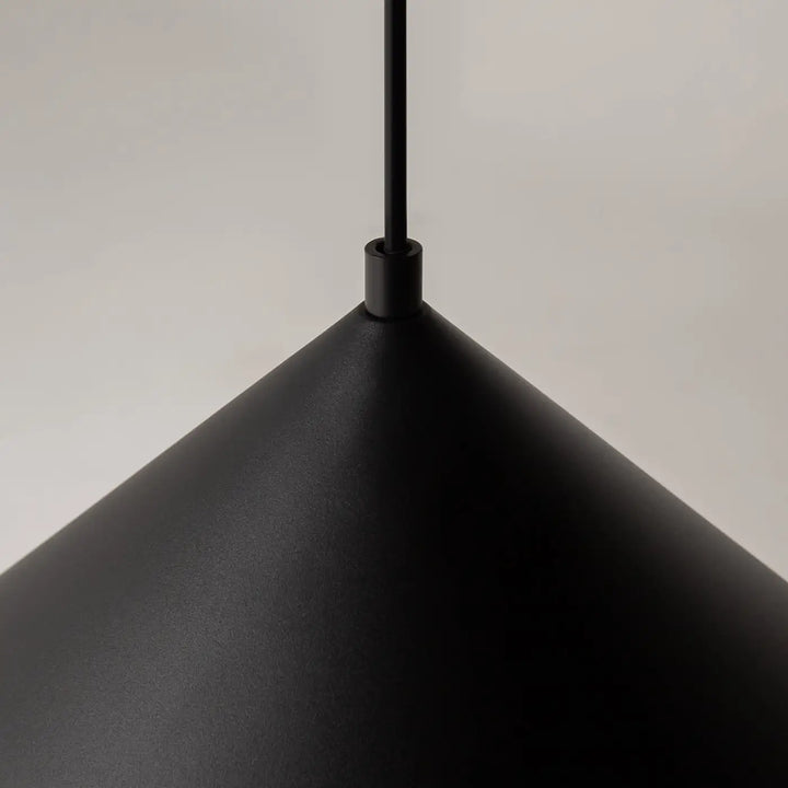 Suspension luminaire conique basic colors en métal mat noir avec finition vert militaire design minimaliste