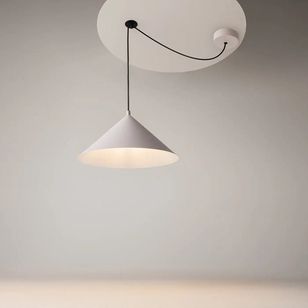 Suspension luminaire conique blanc en métal mat avec cordon noir minimaliste de la gamme basic colors vert militaire