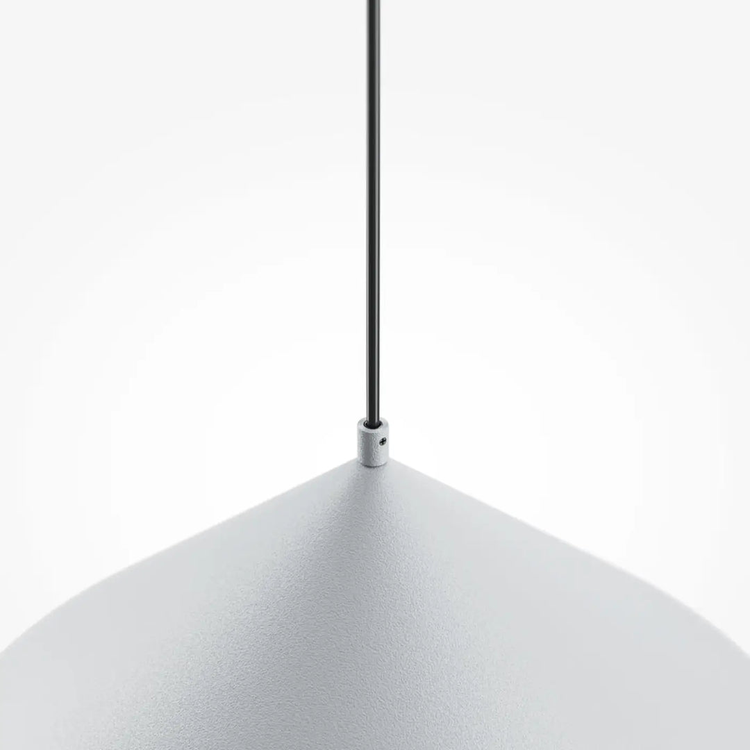 Suspension luminaire conique en métal mat blanc mat avec tige noire minimaliste pour basic colors vert militaire