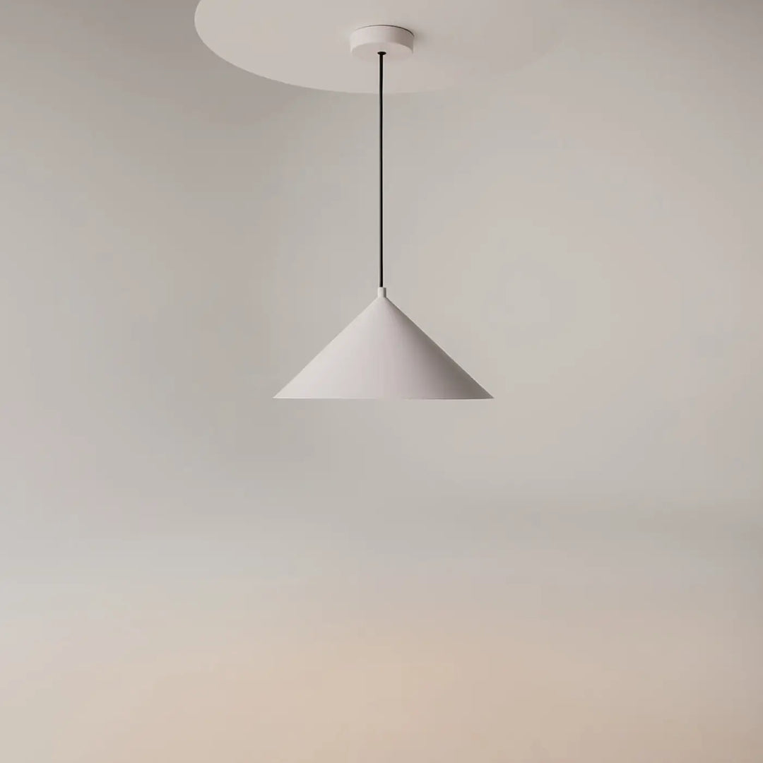 Suspension luminaire conique basic colors en métal mat blanc avec cordon noir fin minimaliste