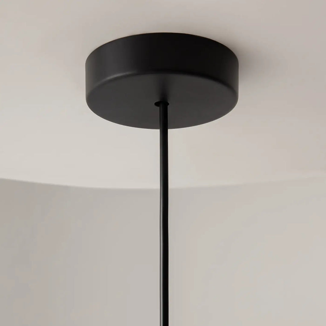 Suspension luminaire conique en métal mat noir avec base circulaire et tige fine dans la gamme basic colors