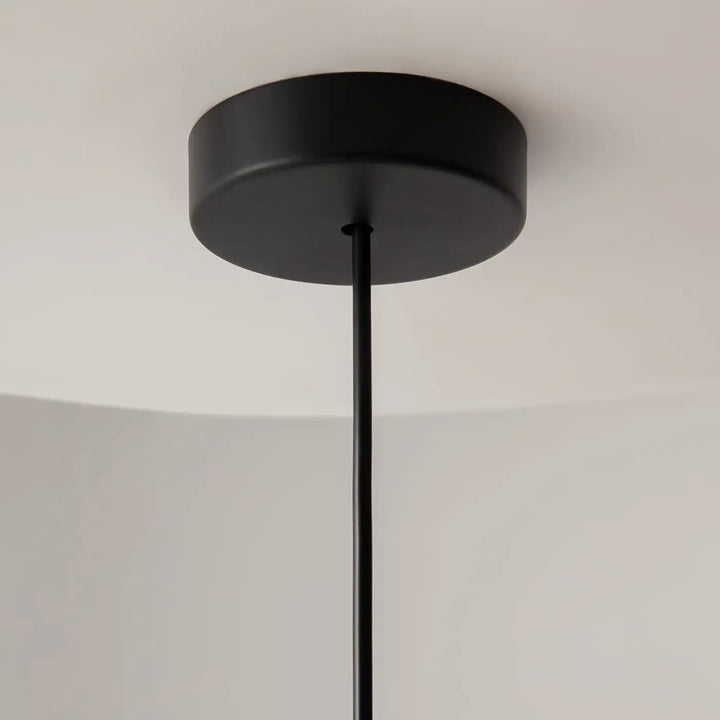 Suspension luminaire conique en métal mat noir avec base circulaire et tige fine dans la gamme basic colors