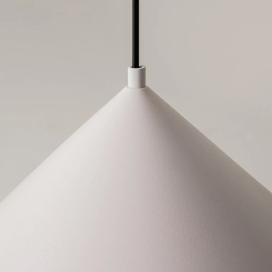 Suspension luminaire conique blanc mat avec cordon noir en métal mat dans la collection basic colors vert militaire