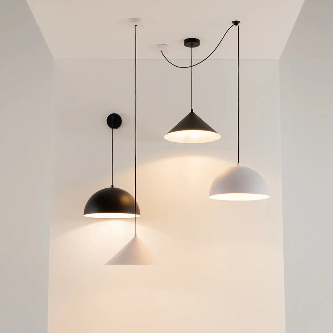Suspension luminaire basic colors conique avec luminaires suspendus minimalistes en métal mat noir et blanc