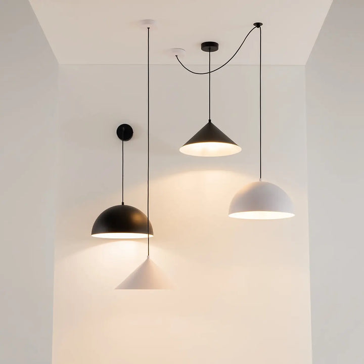 Suspension luminaire basic colors conique avec luminaires suspendus minimalistes en métal mat noir et blanc