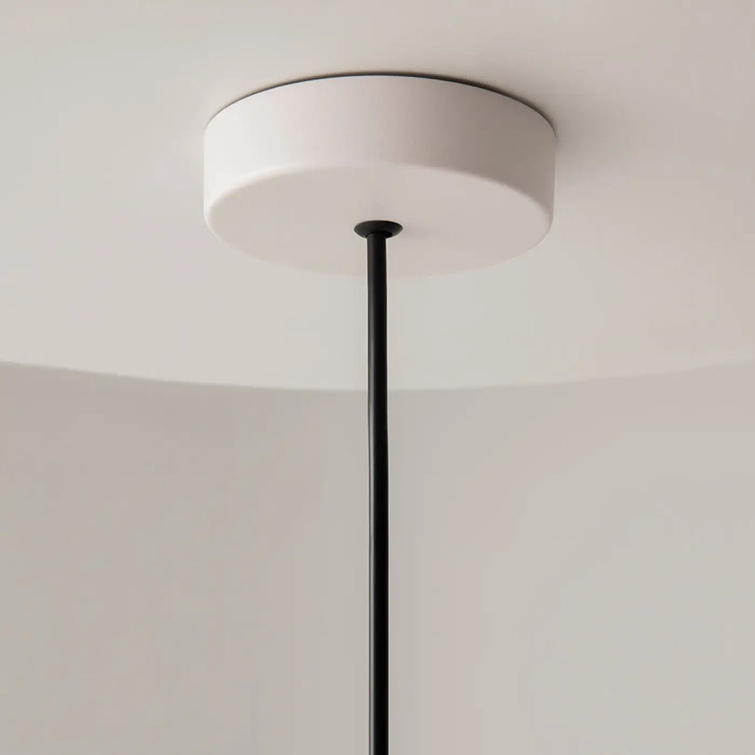 Suspension luminaire basic colors conique en métal mat blanc avec tige noire pour éclairage minimaliste
