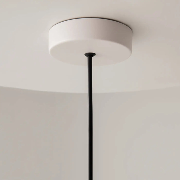 Suspension luminaire basic colors conique en métal mat blanc avec tige noire pour éclairage minimaliste