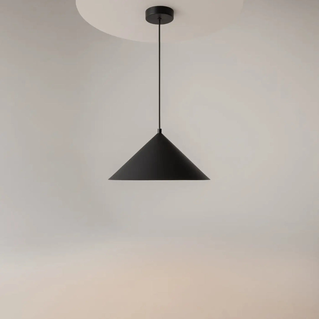 Suspension luminaire conique basic colors en métal mat noir avec design minimaliste et finition basic colors