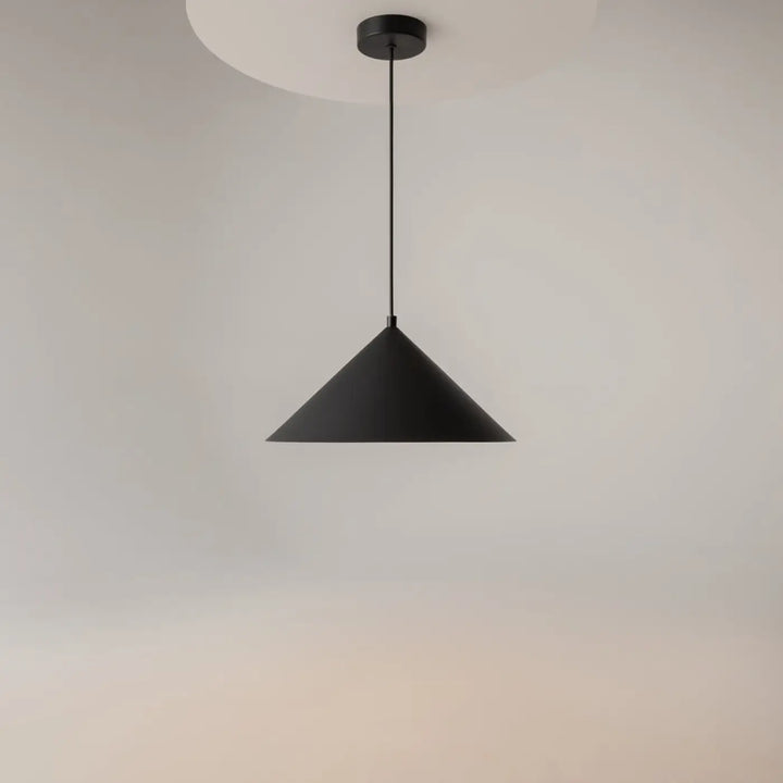 Suspension luminaire conique basic colors en métal mat noir avec design minimaliste et finition basic colors