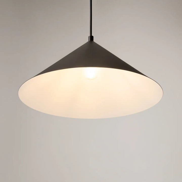 Suspension luminaire conique basic colors en métal mat noir avec intérieur en verre dépoli éclairé vert militaire