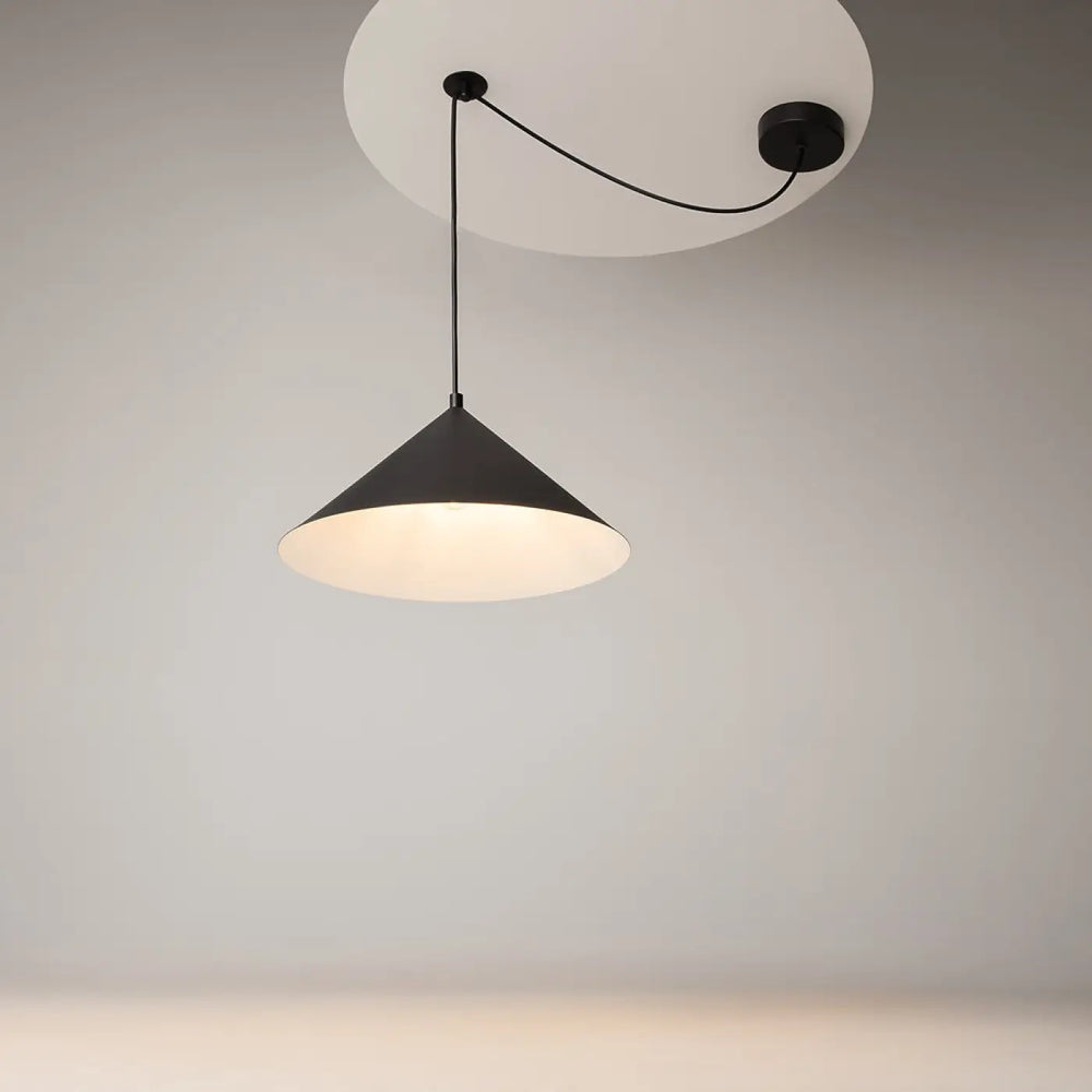 Suspension luminaire conique basic colors en métal mat noir avec intérieur blanc lumineux idéale pour éclairage design