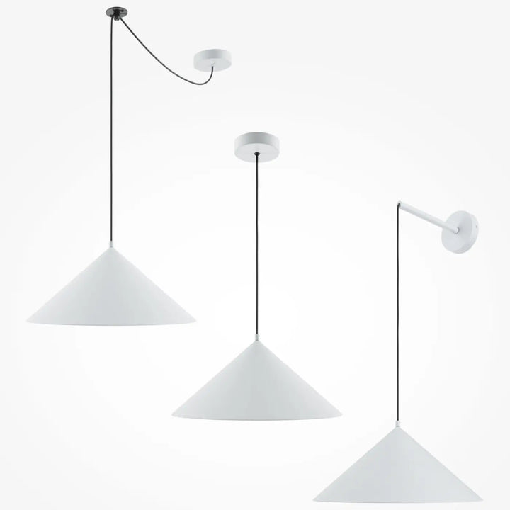 Suspension luminaire basic colors conique avec trois lampes coniques blanches minimalistes en métal mat et cordons noirs