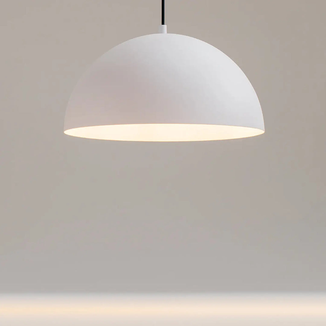 Suspension luminaire basic colors coupole en métal mat vert militaire avec diffuseur blanc mat et lumière intérieure chaude