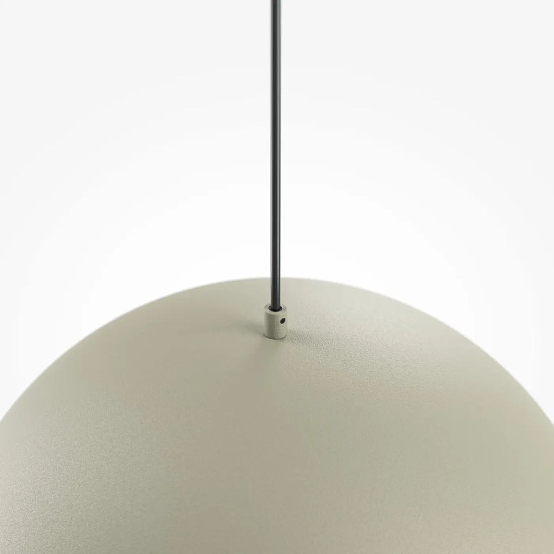 Suspension luminaire basic colors coupole en métal mat vert militaire avec finition mate et tige noire minimaliste