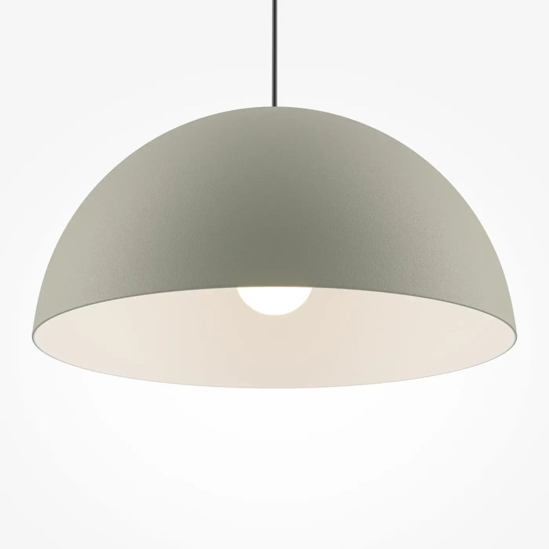 Suspension luminaire basic colors coupole en métal mat gris avec intérieur blanc convient à un décor vert militaire