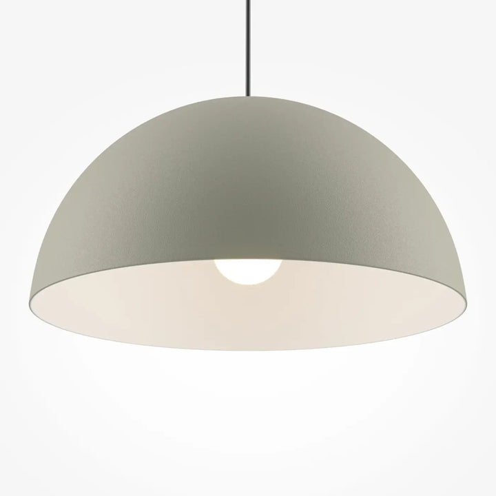 Suspension luminaire basic colors coupole en métal mat gris avec intérieur blanc convient à un décor vert militaire
