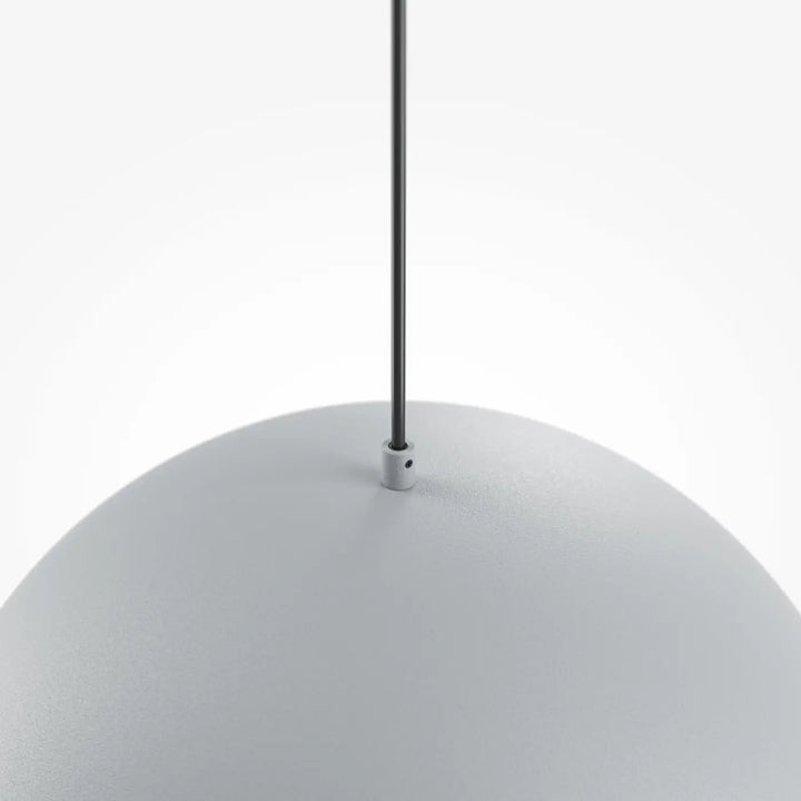 Suspension luminaire basic colors coupole en métal mat avec globe blanc et tige noire vert militaire élégante