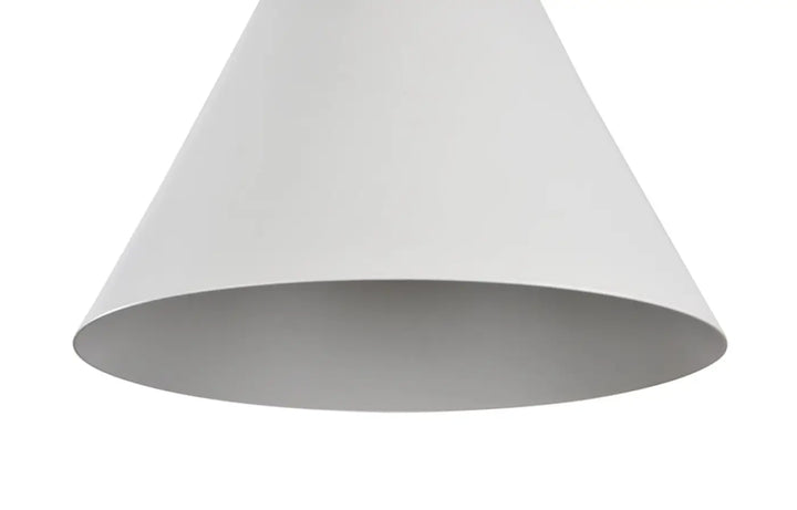 Suspension luminaire bicones avec abat-jour conique blanc mat au-dessus d’une table de salle à manger