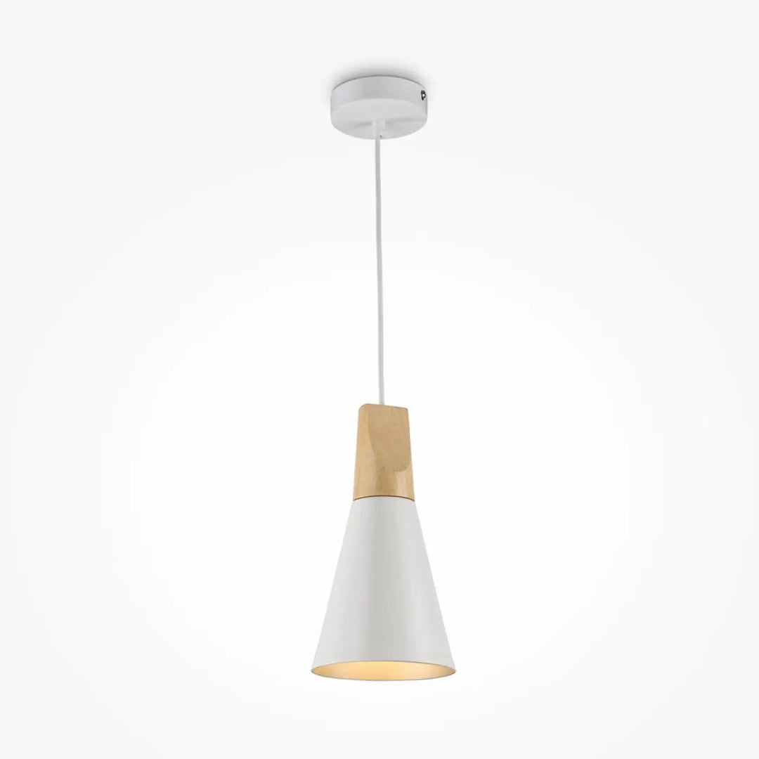 Suspension luminaire bicones avec abat-jour conique blanc et accent bois naturel au-dessus d’une table de salle à manger
