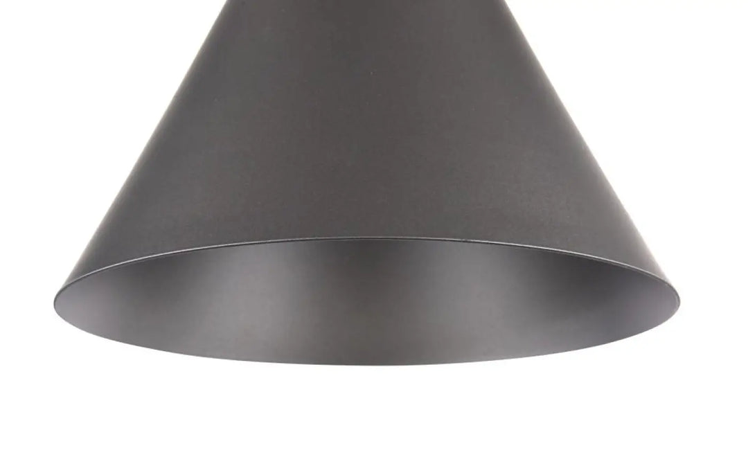 Suspension luminaire bicones en métal mat noir avec abat-jour conique minimaliste au-dessus d’une table de salle à manger