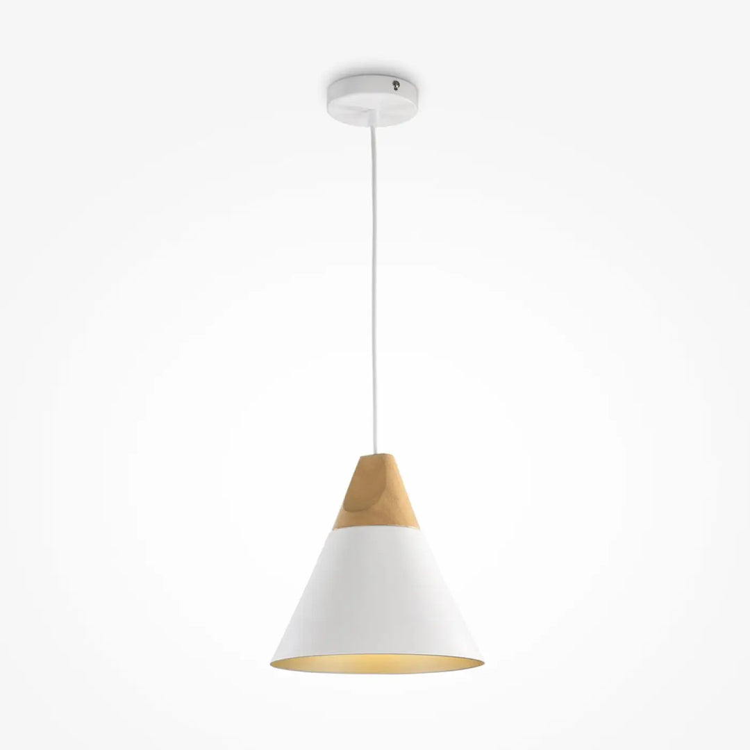 Suspension luminaire bicon es avec abat-jour conique blanc, bois naturel et intérieur doré au-dessus d’une table salle à manger
