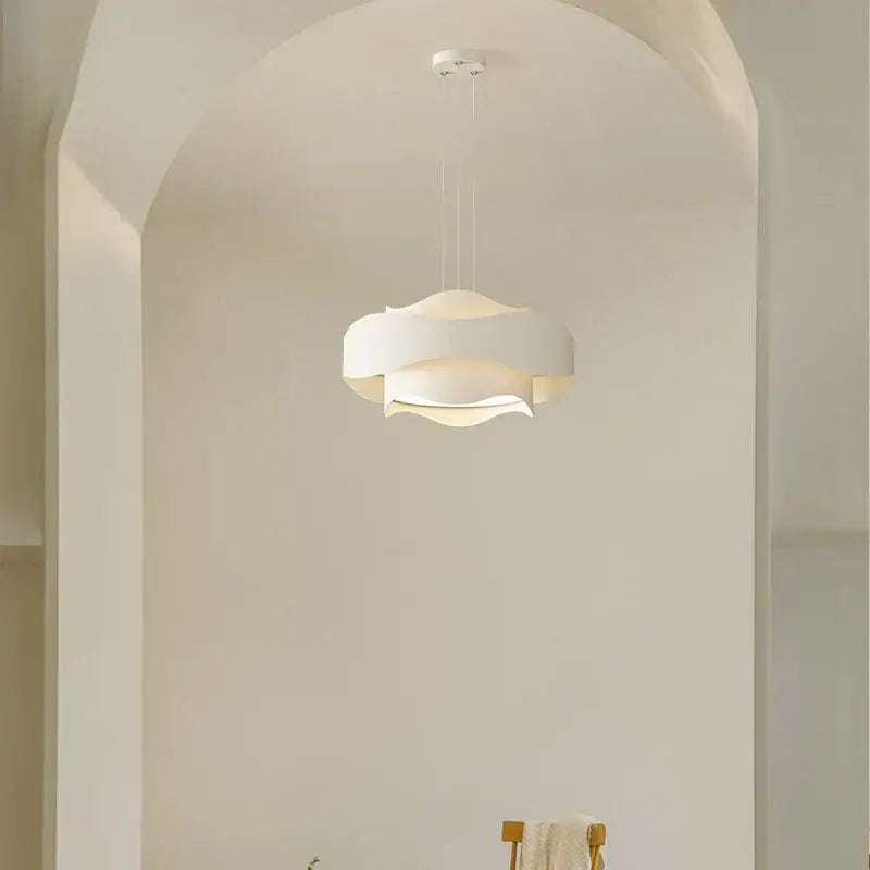 Suspension blanche design sculptural courbes ondulées déco