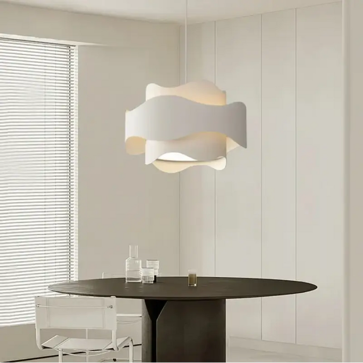 Suspension blanche design sculptural courbes ondulées déco