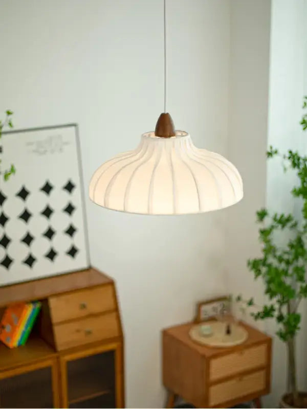 Suspension blanche plissée style scandinave avec détail bois élégant