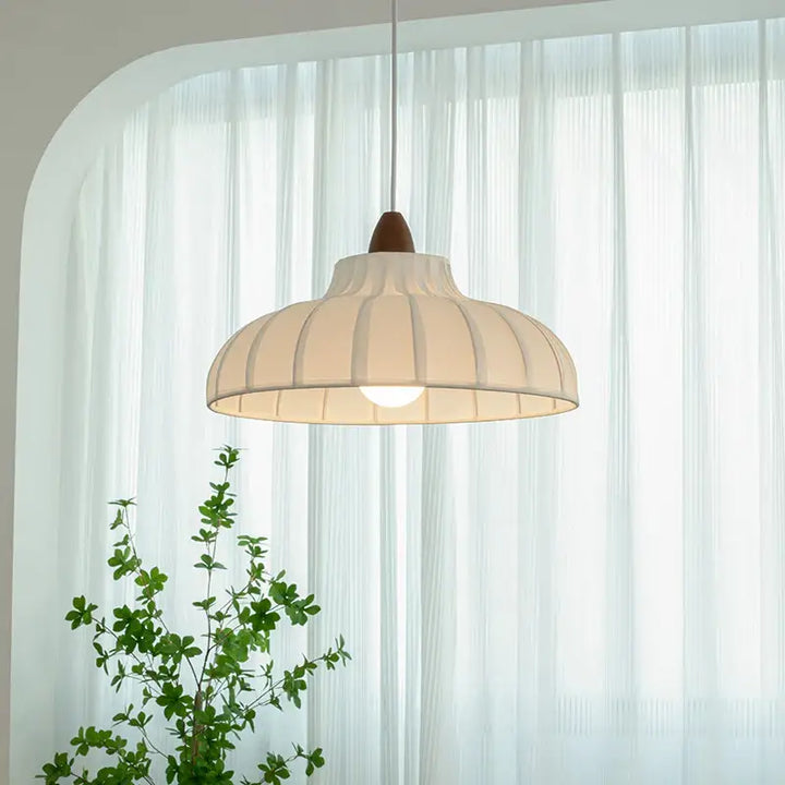 Suspension blanche plissée style scandinave avec détail bois élégant