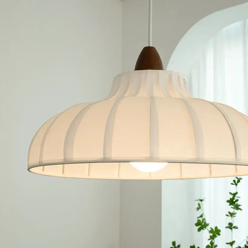 Suspension blanche plissée style scandinave avec détail bois élégant